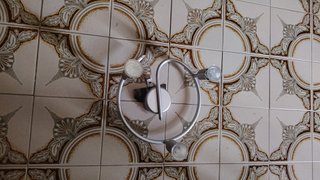 Lámparas de pared doradas y transparentes