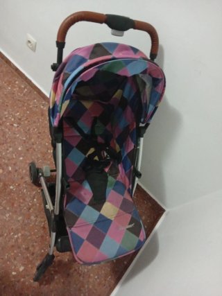 Carrito de bebé con diseño geométrico
