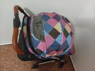 Carrito de bebé con diseño geométrico
