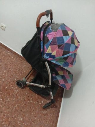 Carrito de bebé con diseño geométrico