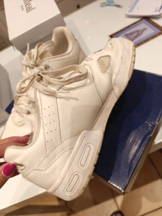 Zapatillas Fila Blancas y Beige
