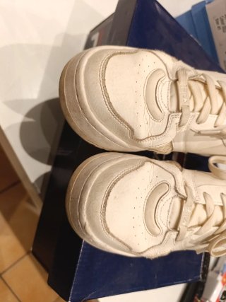 Zapatillas Fila Blancas y Beige
