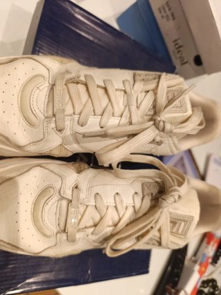 Zapatillas Fila Blancas y Beige