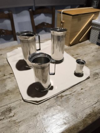 Juego de jarras medidoras de estaño