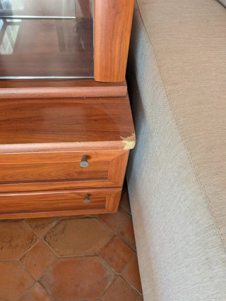 Vitrina de madera con botellero