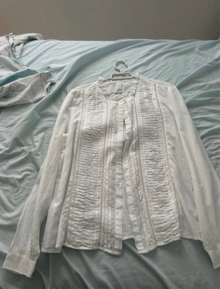 Blusa blanca manga larga con volantes