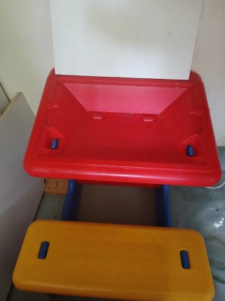 Pupitre infantil con pizarra y asiento