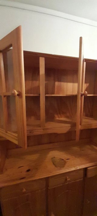 Alacena pino macizo con puertas de cristal.