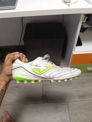 Botas de fútbol multitacos blancas y verdes