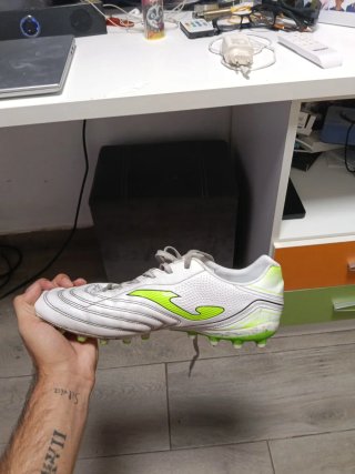 Botas de fútbol multitacos blancas y verdes