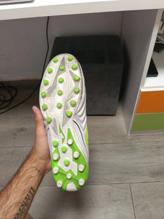 Botas de fútbol multitacos blancas y verdes
