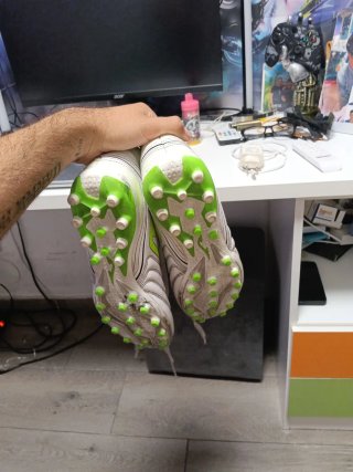Botas de fútbol multitacos blancas y verdes