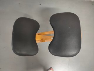 Silla ergonómica rodillas madera