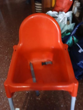 Trona de bebé naranja y blanca
