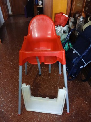 Trona de bebé naranja y blanca