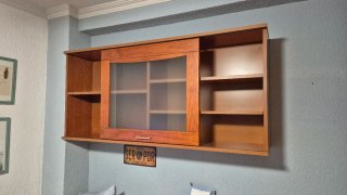 Estantería expositora de madera y cristal