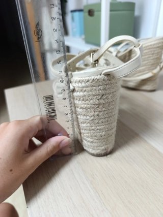 Sandalias de cuña beige con tachuelas
