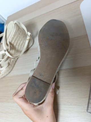 Sandalias de cuña beige con tachuelas