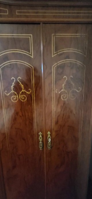 Mesita de noche clásica de madera