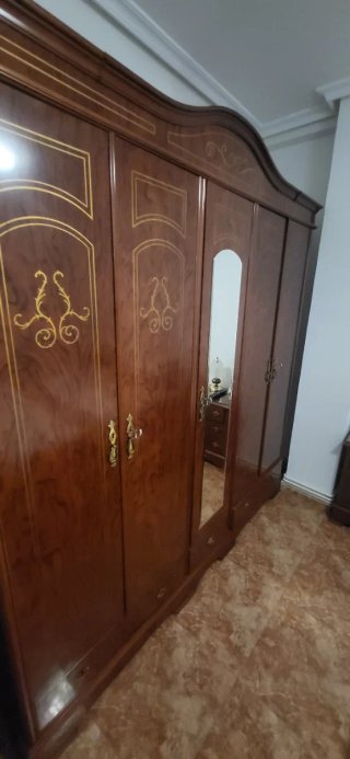 Mesita de noche clásica de madera