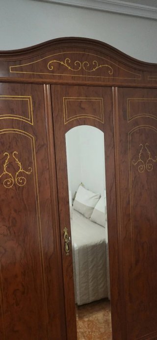 Mesita de noche clásica de madera