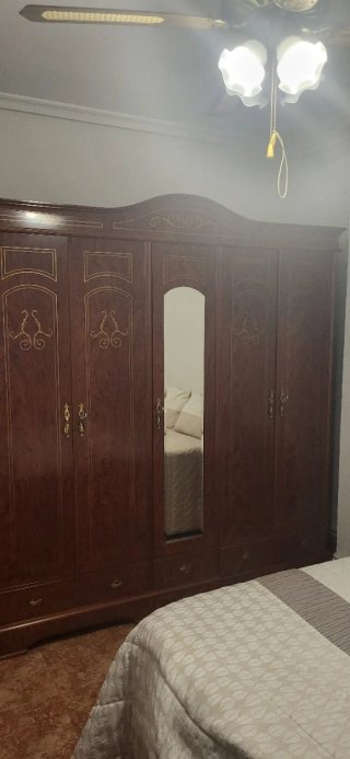 Mesita de noche clásica de madera