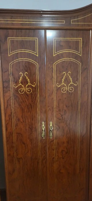 Mesita de noche clásica de madera
