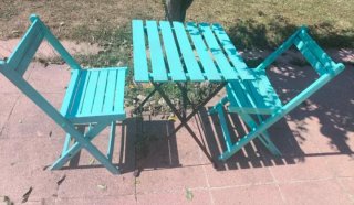 Mesa y 2 sillas de madera color turquesa