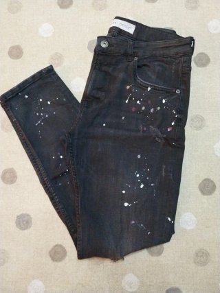 Pantalón vaquero Bershka T40 negro salpicado