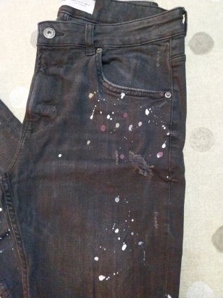 Pantalón vaquero Bershka T40 negro salpicado