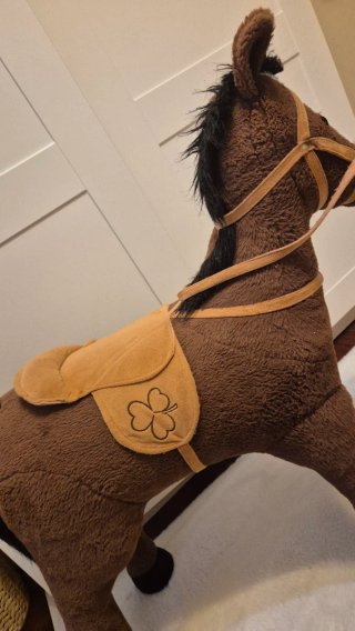 Caballo de juguete con silla y riendas