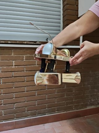 Lámpara de pared dorada