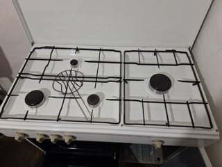 Cocina de gas butano con 4 fuegos y horno