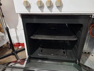 Cocina de gas butano con 4 fuegos y horno