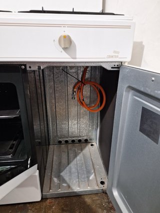 Cocina de gas butano con 4 fuegos y horno