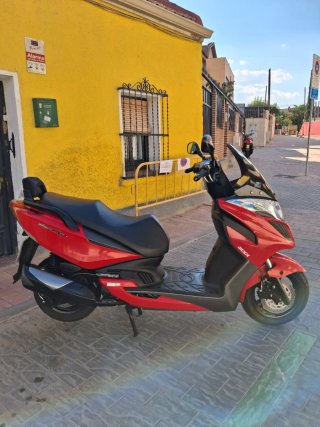 Kymco Jager 300cc Maxi Scooter Roja