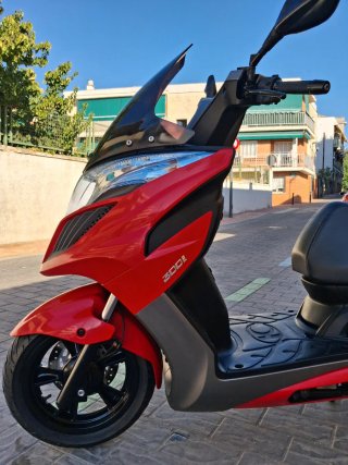 Kymco Jager 300cc Maxi Scooter Roja