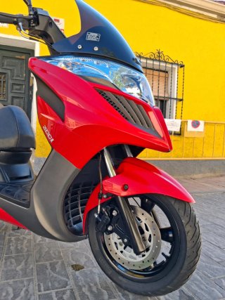 Kymco Jager 300cc Maxi Scooter Roja