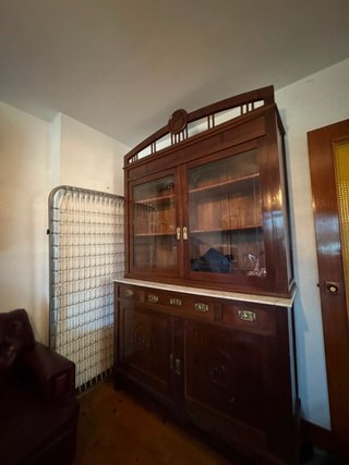 Armario de madera de verdad con puertas de cristal