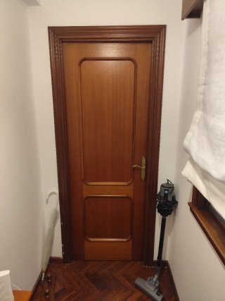 Puerta de madera con cristal