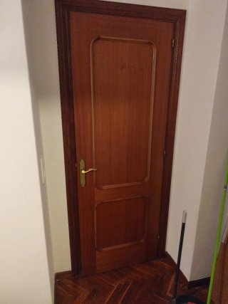 Puerta de madera con cristal