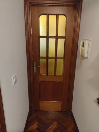 Puerta de madera con cristal