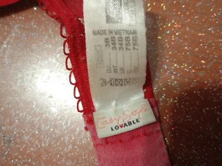 Reggiseno rosso con dettagli in pizzo