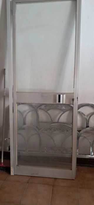 Puerta aluminio 2.10 x 0.80 con cerradura