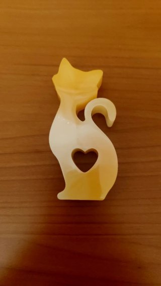 Statuetta gatto con cuore in resina