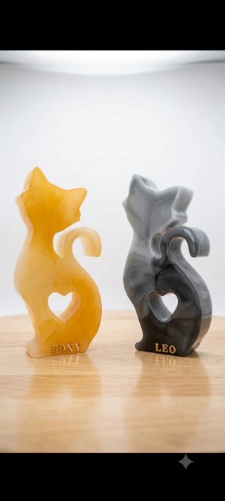 Statuetta gatto con cuore in resina