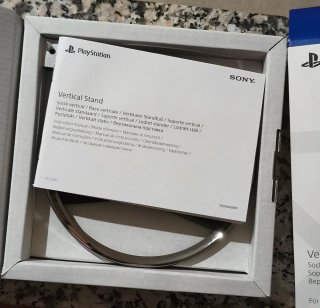 Soporte vertical original Sony para PS5 y PS5 Pro.