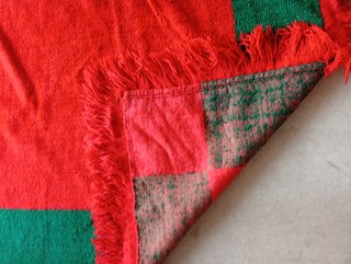 ANTIGUA ALFOMBRA LANA ROJA CON TIRAS VERDES