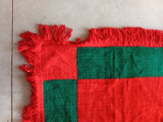 ANTIGUA ALFOMBRA LANA ROJA CON TIRAS VERDES