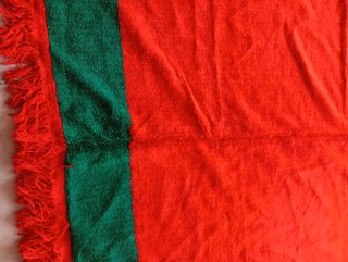 ANTIGUA ALFOMBRA LANA ROJA CON TIRAS VERDES